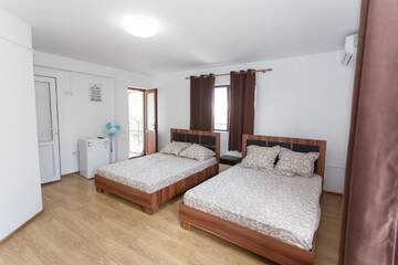 Фото номера Четырехместный номер с балконом Гостевой дом Casa Sarofin г. Костинешти 10