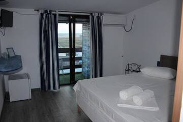 Фото номера Улучшенный двухместный номер с 1 кроватью Гостевой дом Hacienda del Mar Costinesti г. Костинешти 5