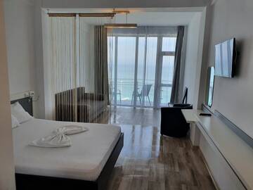 Фото номера Семейный номер с балконом Проживание в семье Premium Sea View *** г. Костинешти 2