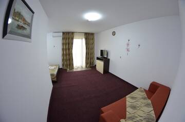 Фото номера Семейный номер с балконом Гостевой дом Razvan Holiday г. Костинешти 4